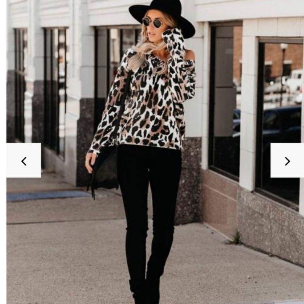 VICI V-neck Animal Print Sweater Small New